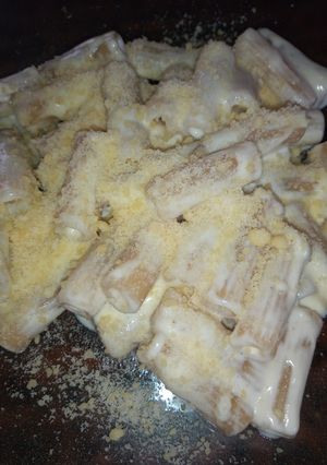 Una foto de Mostachol con salsa de queso