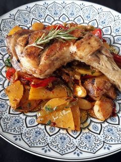 Una foto de Contramuslos en parrilla con guarnición de patatas a lo pobre