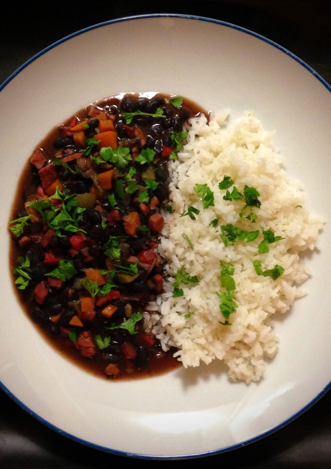 Una foto de Porotos o frijoles multicolores con arroz