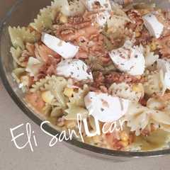 Una foto de Ensalada de lazos con rulo de cabra