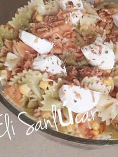 Una foto de Ensalada de lazos con rulo de cabra