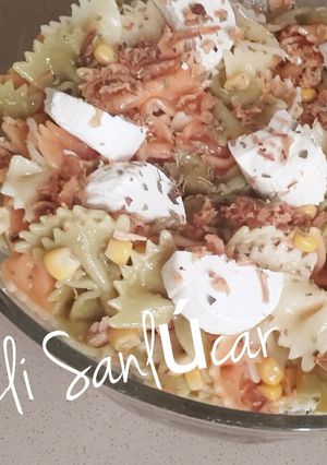 Una foto de Ensalada de lazos con rulo de cabra