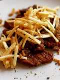 Presa ibérica en salsa de Oporto con patatas paja