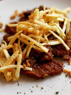 Una foto de Presa ibérica en salsa de Oporto con patatas paja