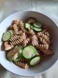 Pasta integrale con sgombro e zucchine