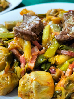 Una foto de Salteado de alcachofas con ajos tiernos, bacon y foie