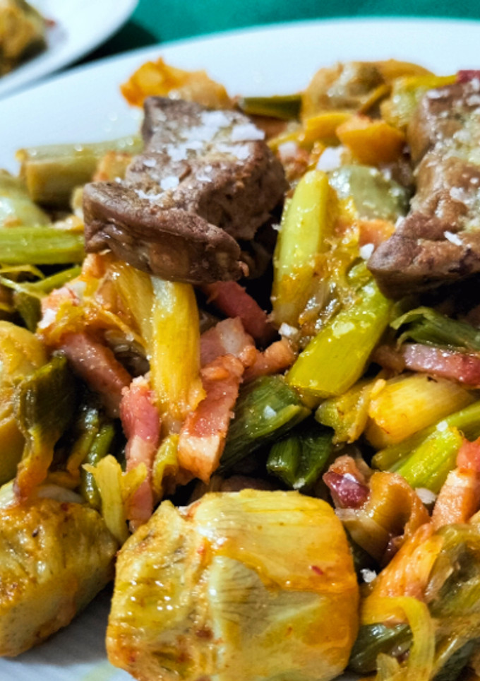 Una foto de Salteado de alcachofas con ajos tiernos, bacon y foie