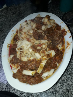 Una foto de Tallarines cinta ancha con salsa tuco con carne