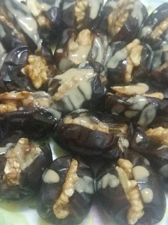 صورة لوصفة تحلية تمر بالجوز
