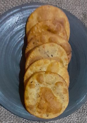તીખી પૂરી (Tikhi Poori Recipe In Gujarati) રેસીપી મુખ્ય ફોટો