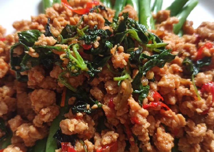 Baby buncis siram thai basil chicken