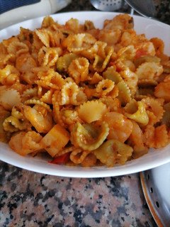 Una foto de Ensalada templada de margaritas con pisto