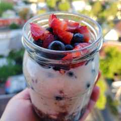 Una foto de Desayuno de avena fría y mezcla Berries 🍓🫐