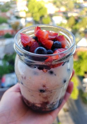 Una foto de Desayuno de avena fría y mezcla Berries 🍓🫐