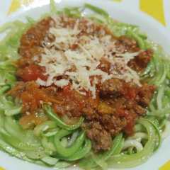 Una foto de Tallarines de zucchini a la bolognesa