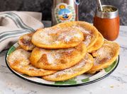 Una foto de torta frita con royal