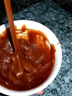 صورة لوصفة صلصة الكراميل الرائعة ب 3 مكونات فقط