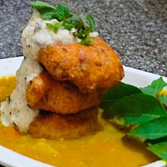 A picture of Medu vada sambar and coconut chutney.