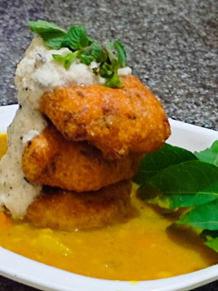 A picture of Medu vada sambar and coconut chutney.