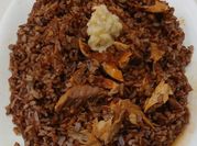 Una foto de caballa en lata con arroz