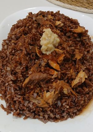 Foto principal de Arroz Rojo con Caballa en tomate y puré de Ajos