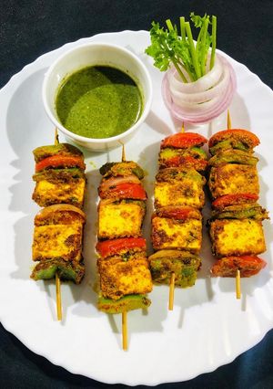 अजवाइनी तवा पनीर टिक्का (Ajwain tawa paneer tikka recipe in Hindi) रेसिपी मुख्य फोटो
