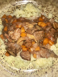Una foto de Carne en Salsa con Arroz 🍛