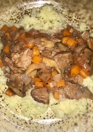 Una foto de Carne en Salsa con Arroz 🍛