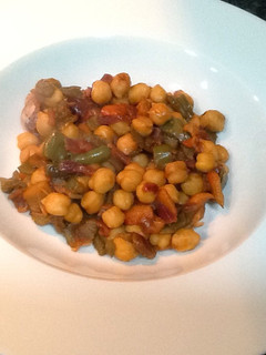 Una foto de Wok de garbanzos con pimientos y cebolla