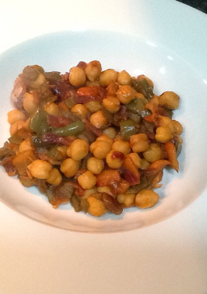 Una foto de Wok de garbanzos con pimientos y cebolla