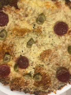 Una foto de Pizza con masa de brócoli-low carb/keto/apta celiacos