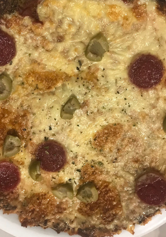 Una foto de Pizza con masa de brócoli-low carb/keto/apta celiacos
