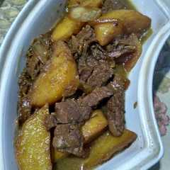 A picture of Semur Daging Kentang.
