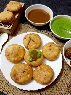 મગ દાળ ની ખસ્તા કચોરી (Moong Dal Khasta Kachori Recipe In Gujarati) રેસીપી મુખ્ય ફોટો