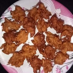 A picture of Street style onion bhajiya.