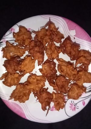 A picture of Street style onion bhajiya.
