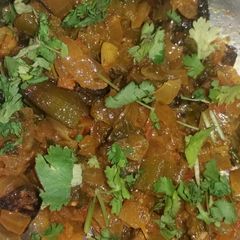 A picture of Lady's finger and onion (sindhi style).