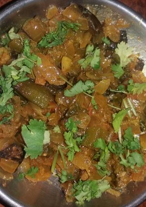 A picture of Lady's finger and onion (sindhi style).