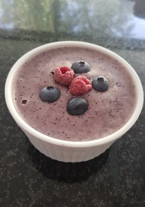 Una foto de Helado de banana y arándanos.🍌🍨