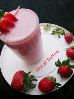 स्ट्रॉबेरी मिल्क शेक (strawberry milkshake recipe in Hindi) रेसिपी मुख्य फोटो