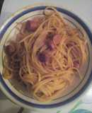 Pasta con salchichas y salsa rosa