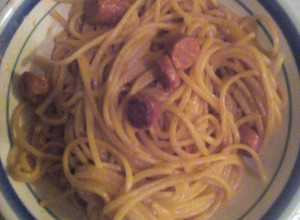 Una foto de Pasta con salchichas y salsa rosa