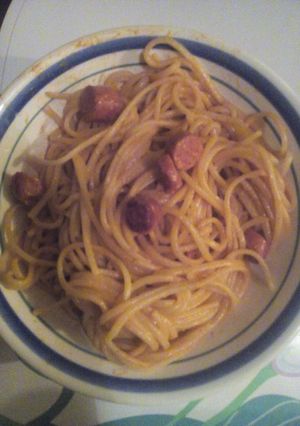 Una foto de Pasta con salchichas y salsa rosa