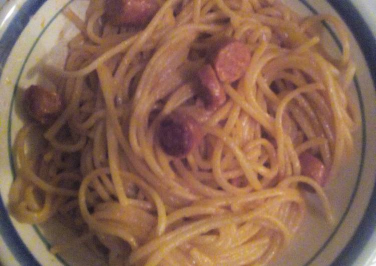 Pasta con salchichas y salsa rosa