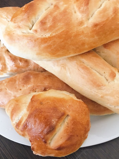 Una foto de Pan francés casero amasado con masa madre