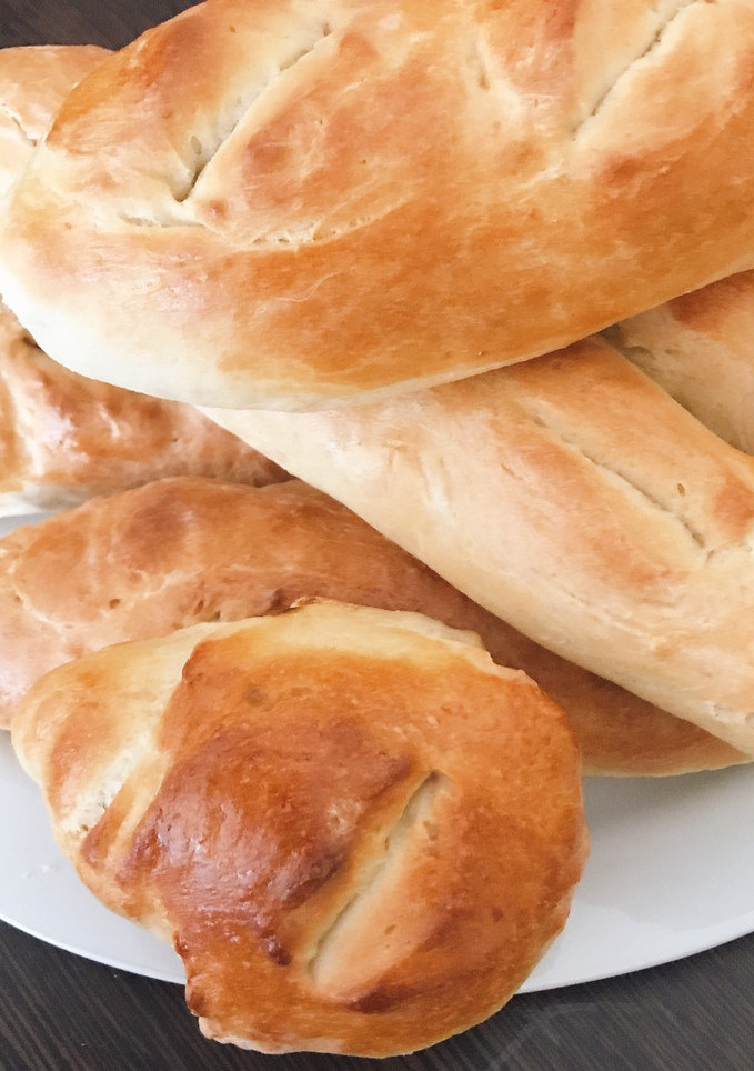 Una foto de Pan francés casero amasado con masa madre