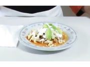 Una foto de chilaquiles rojos con pollo