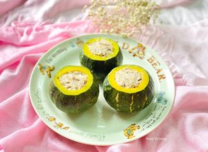 Hình của món Bí Đỏ Nhồi Thịt Hấp.