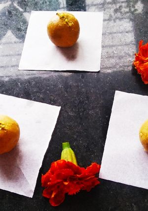 A picture of Besan ladoo.