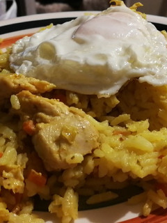 Una foto de Pollo y arroz con curry